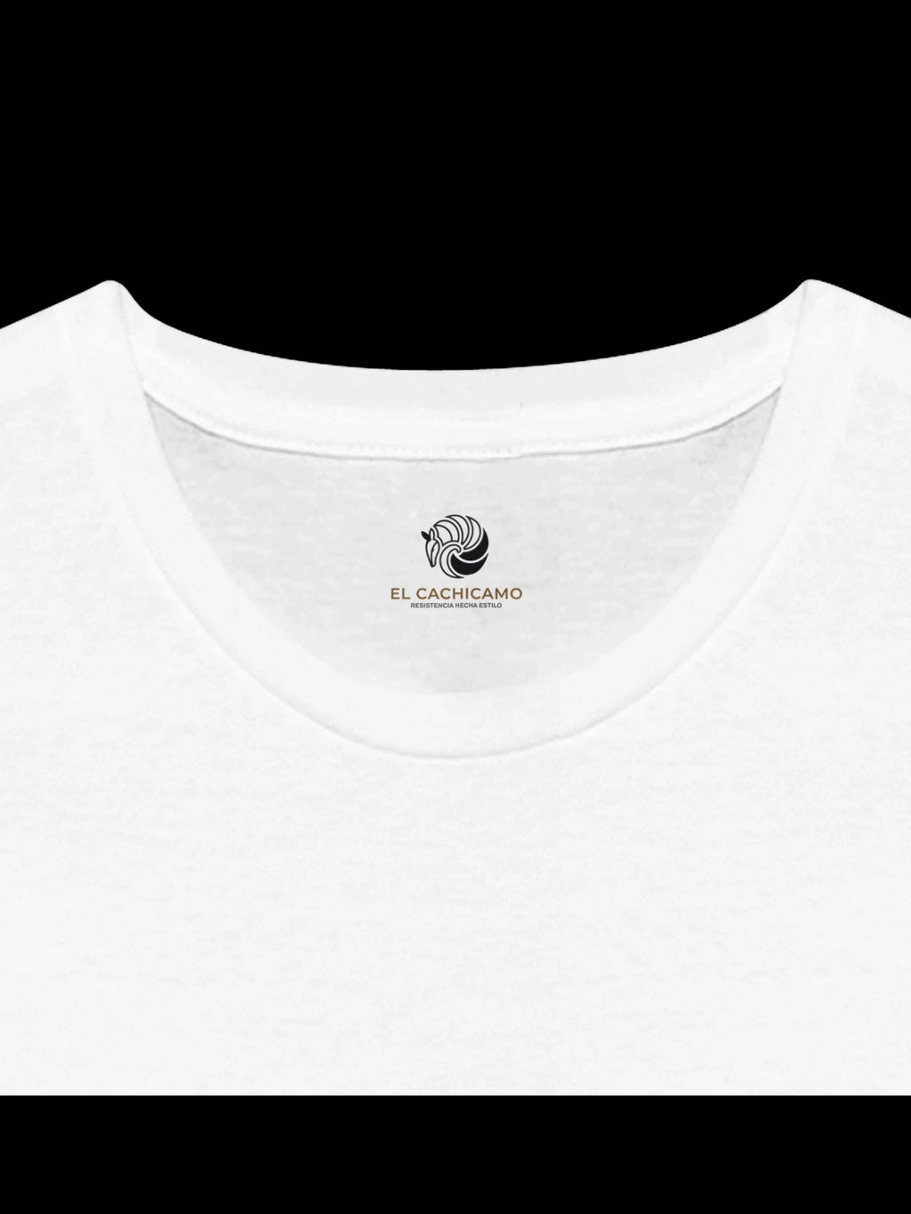 Detalle del cuello redondo de la camiseta unisex blanca de algodón de la marca El Cachicamo con logo impreso