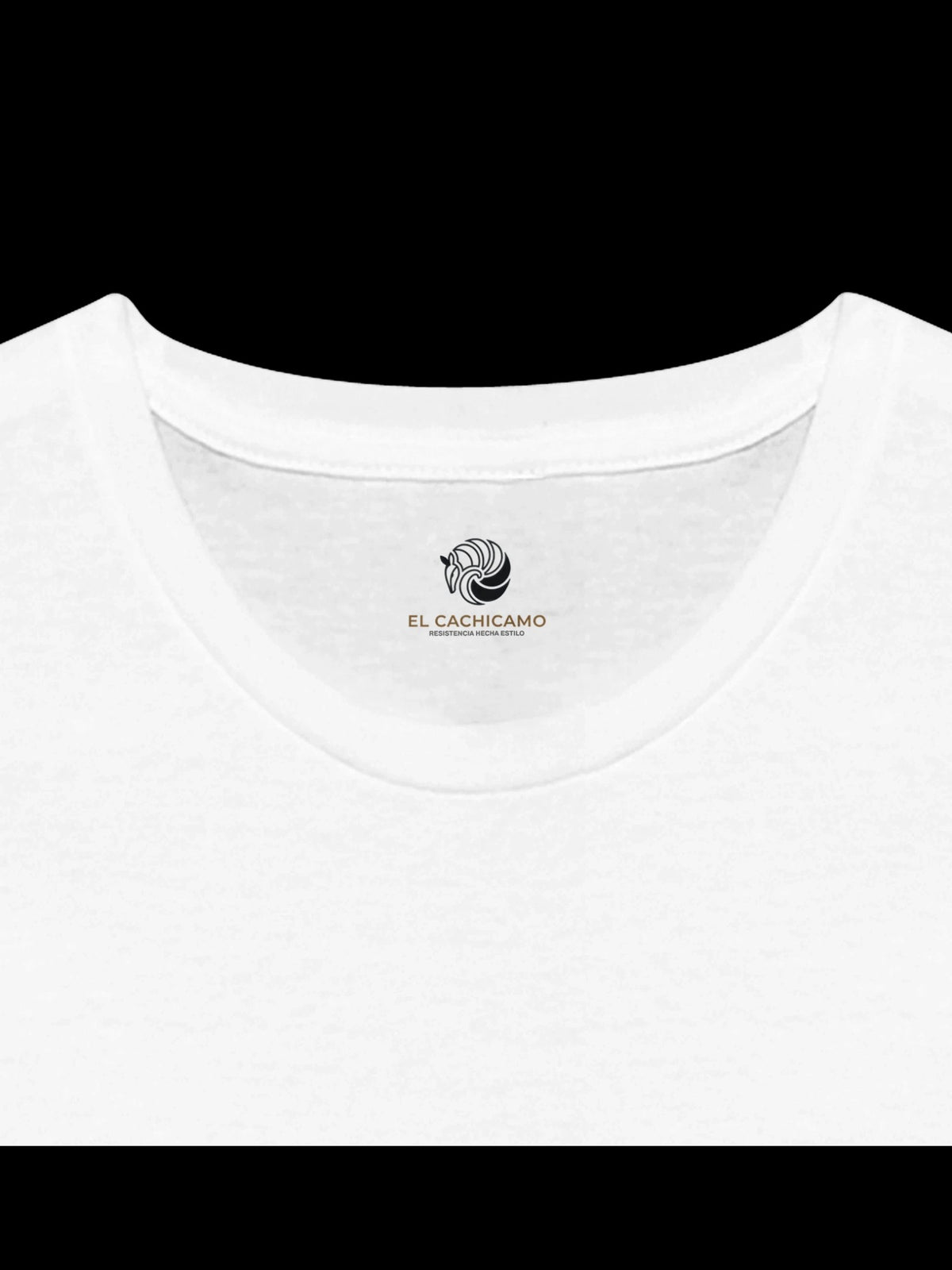 Detalle del cuello redondo de la camiseta unisex blanca de algodón de la marca El Cachicamo con logo impreso