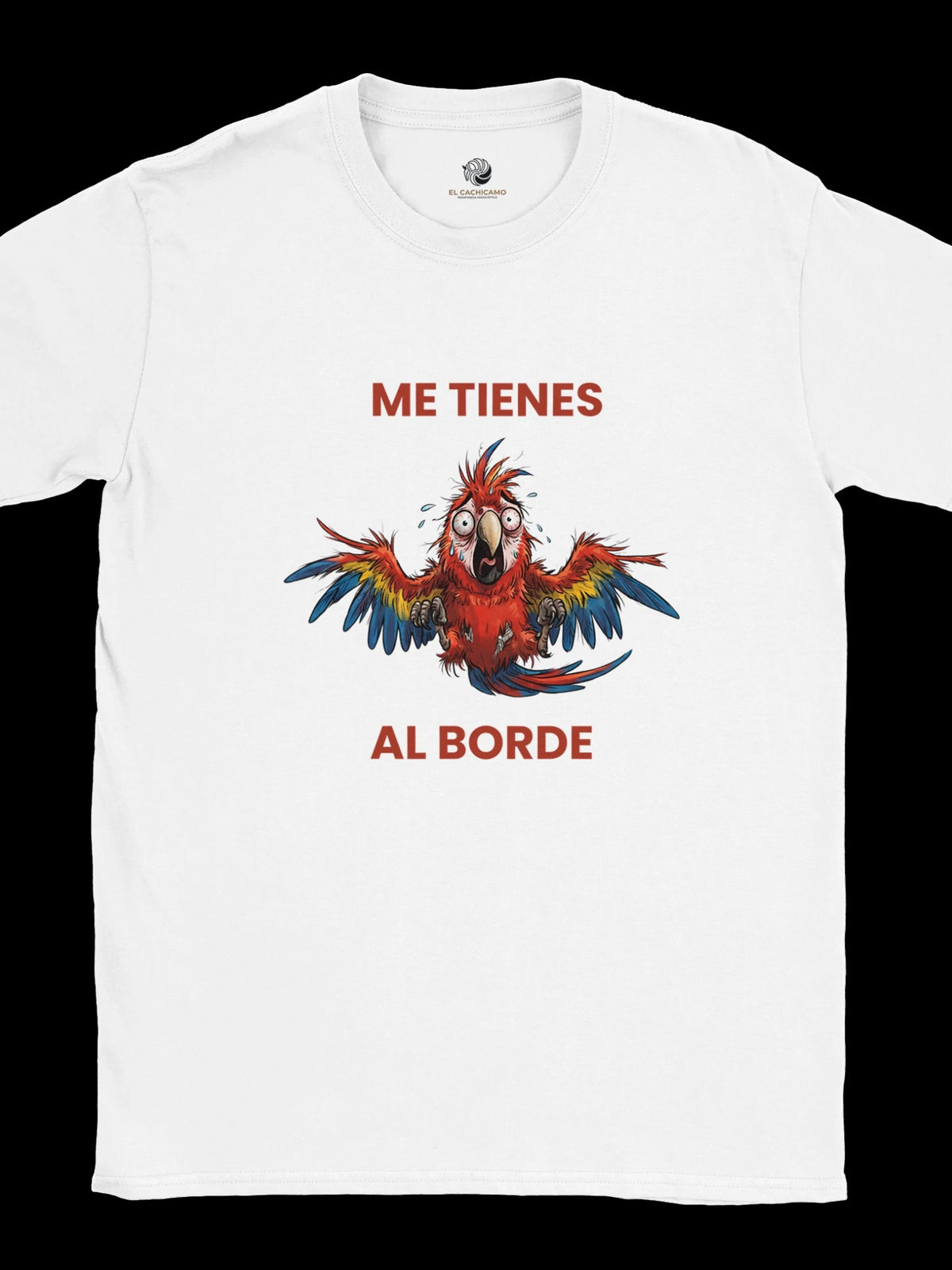 Camiseta blanca unisex El Cachicamo de algodón con estampado de guacamaya y texto Me tienes al borde
